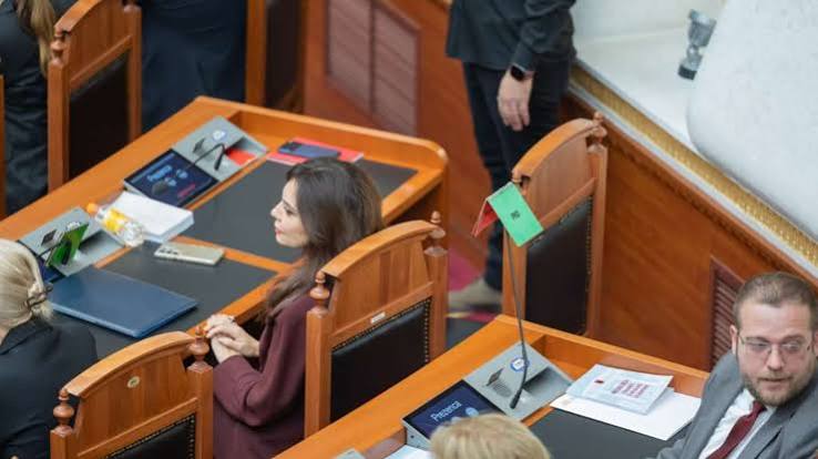Spiropali indiferente ndaj kaosit e tensionit në Kuvend, qëndron krejt e qetë në vendin e saj