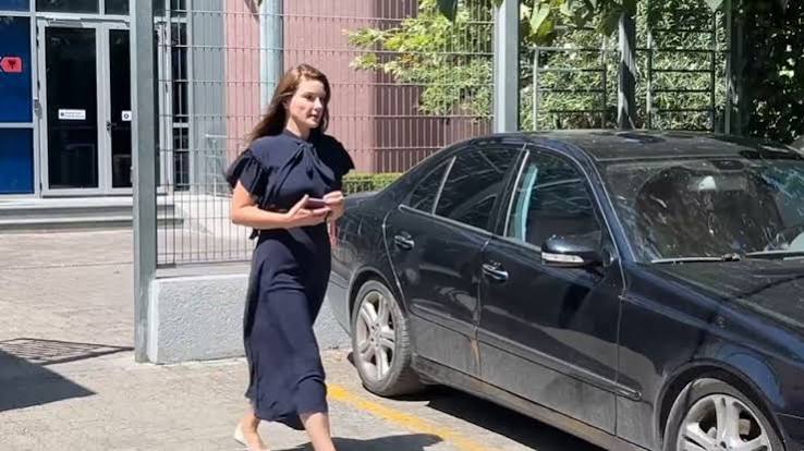 12:26 Gjyqi për Ajola Xoxën, caktohet data në Kushtetuese për bashkëshorten e kryebashkiakut të Tiranës