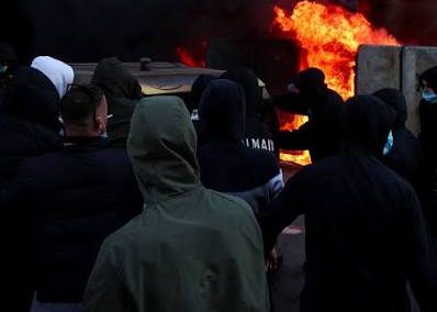 19:53 “Më ndaluan persona të maskuar në Sheshin “Skënderbej”, shtetasi amerikan alarmon Ambasadën e SHBA