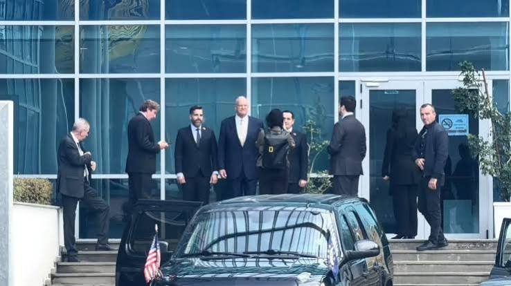 09:00 Senatorët amerikanë zbarkojnë në Tiranë, nga SPAK-u te opozita e Marjana Koçeku në takime, Berisha jashtë axhendës