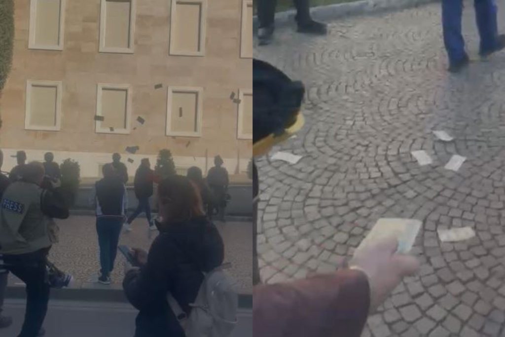 Protestuesi u hedh dollarë forcave të policisë para Kryeministrisë (VIDEO)