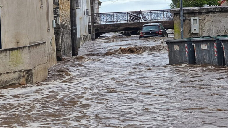 Reshjet e dendura të shiut në Lesvos, lumi del nga shtrati dhe merr përpara një makinë (VIDEO)