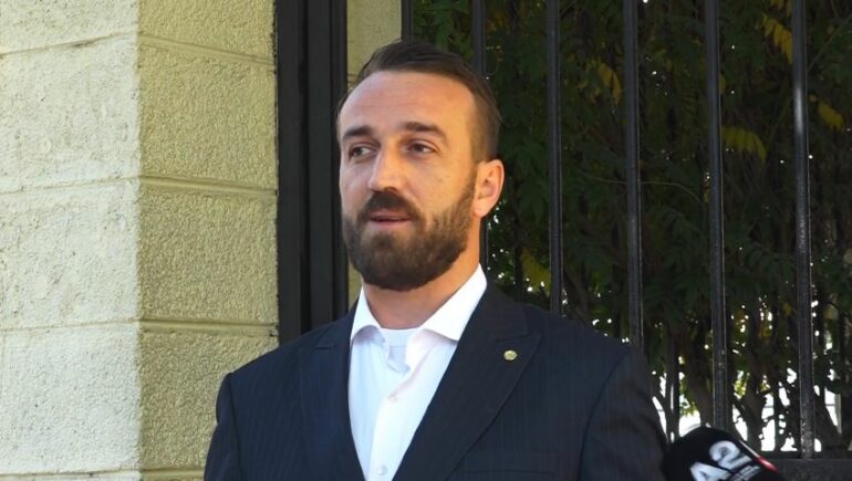 11:25 “41 raste sulmesh ndaj gazetarëve, 6 me plumba gome”, AGSH kërkon hetim për dhunën policore në protesta: Gjithçka e dokumentuar me pamje filmike