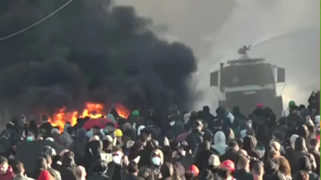 Tensionet në bulevard në dy orët e fundit, plagosen 4 protestues dhe 17 efektivë