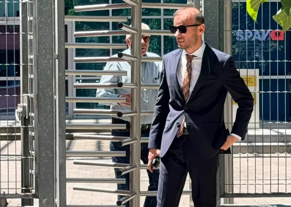 Biznesmeni Pandi Carapuli sërish në SPAK për vilën 145 mijë euro në Dhërmi, dyshohet se iu dha Belinda Ballukut