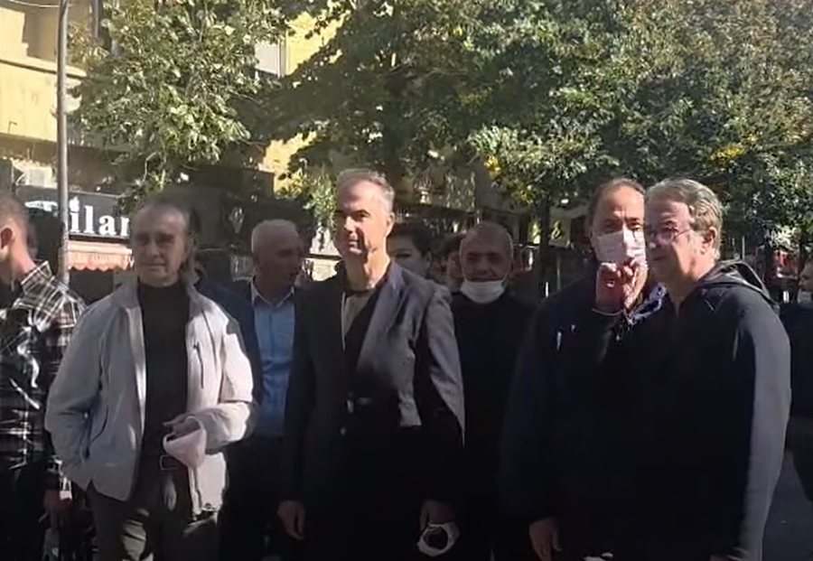 Deputetët e PD-së në protestën e studentëve, një grup qytetarësh u kërkon të largohen