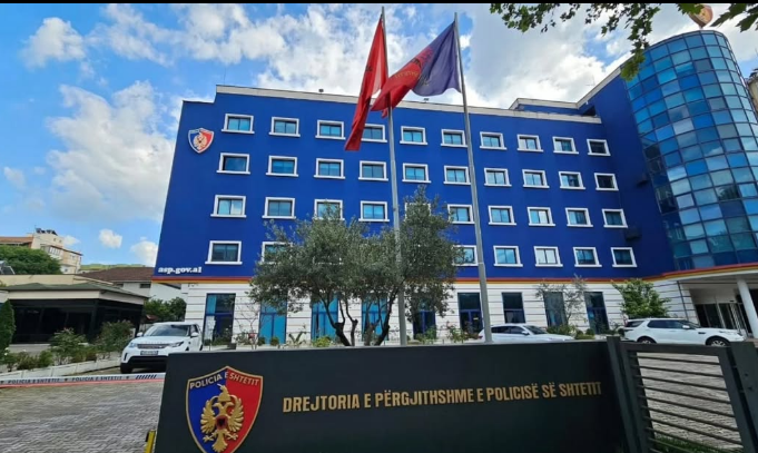 12:51 “Dhuna nuk tolerohet”, Policia e Shtetit apel protestuesve: Distancohuni nga personat e maskuar që sulmojnë efektivët