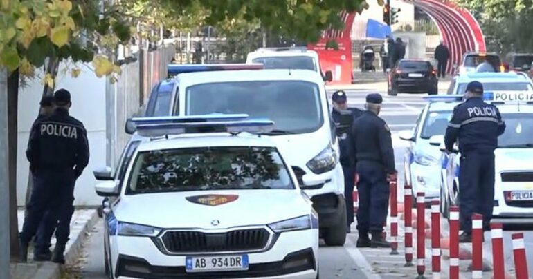 Shisnin drogë pranë shkollave/ Goditet grupi kriminal në Tiranë, tre të arrestuar (EMRAT)