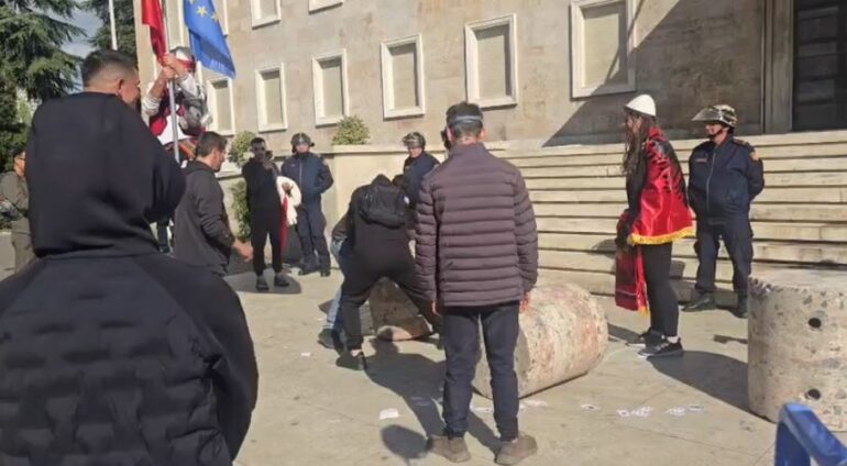 14:15 Rama u kërkoi dialog duke vendosur gurë para Kryeministrisë/ Studentët i largojnë blloqet e betonit: Dorëheqje!