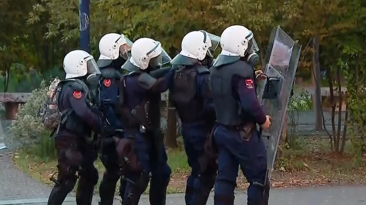 13:26 “Thirrje për molotovë, gurë dhe sulme ndaj uniformave blu”/ Policia e Shtetit: Do të identifikohen personat e maskuar që ushtrojnë dhunë