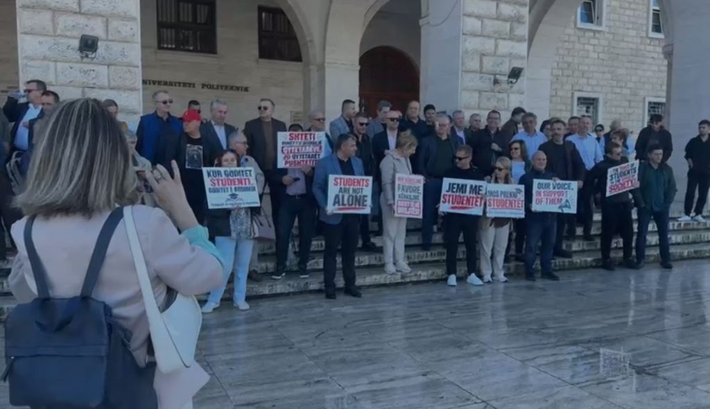 Pedagogët mblidhen para Universitetit Politeknik, pritet marshimi drejt Kryeministrisë