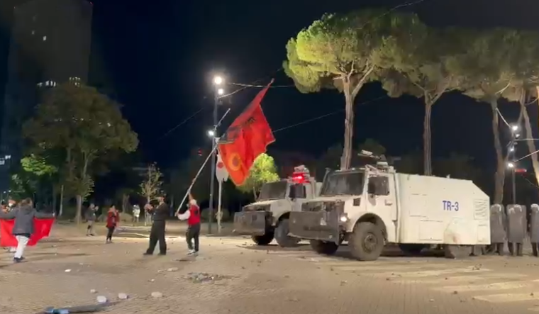 20:37 Protesta në Tiranë, ambasada e SHBA-së: Qytetarët ta shprehin qëndrimin e tyre në mënyrë të ligjshme