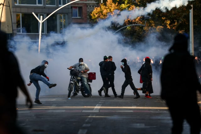09:53 Protesta në Tiranë/ Arrestohen 9 persona, 20 shpallen në kërkim, mes tyre edhe një shtetas gjerman
