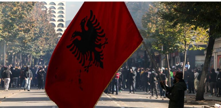 Revolta e të rinjve/ Pedagogët sot në protestë në orën 10:00, marshim në mbështetje të studentëve