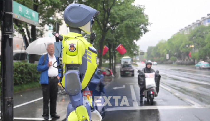 Policë robotë në rrugët e Kinës, humanoidët testohen për kontrollin e trafikut