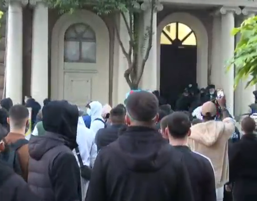 18:28 Protestuesit thyejnë derën e Kryesisë së Kuvendit, hedhin molotovë brenda