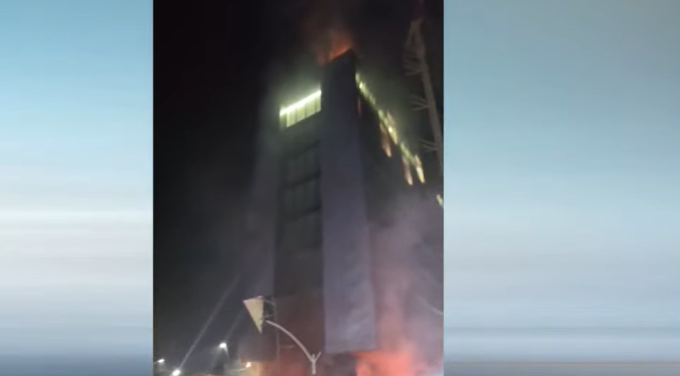 Përplasje të ashpra dhe kaos nga protesta, në flakë edhe ‘Syri i Tiranës’