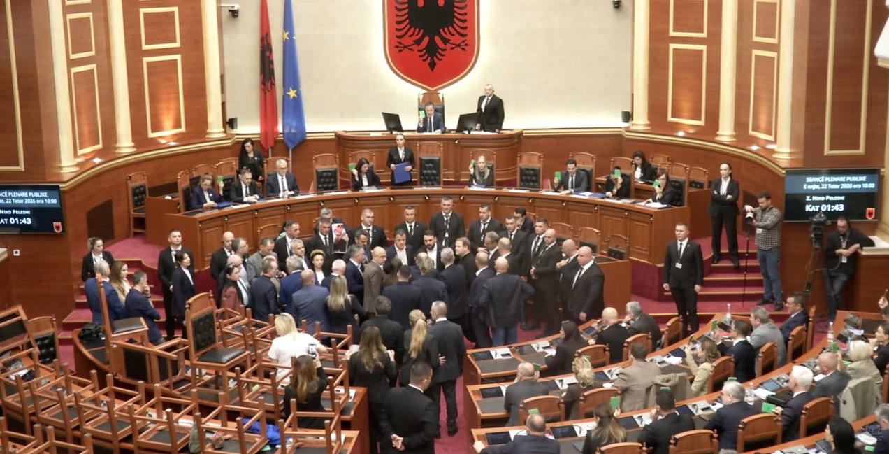 10:39 Kaos në Kuvend, deputetët e opozitës mbajnë të bllokuar foltoren, përmbysin karriget! Hedhin ujë, thirrje: Parlament i krimit