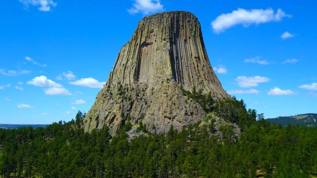 Theodore Roosevelt shpall Devils Tower monumentin e parë kombëtar të Shteteve të Bashkuara