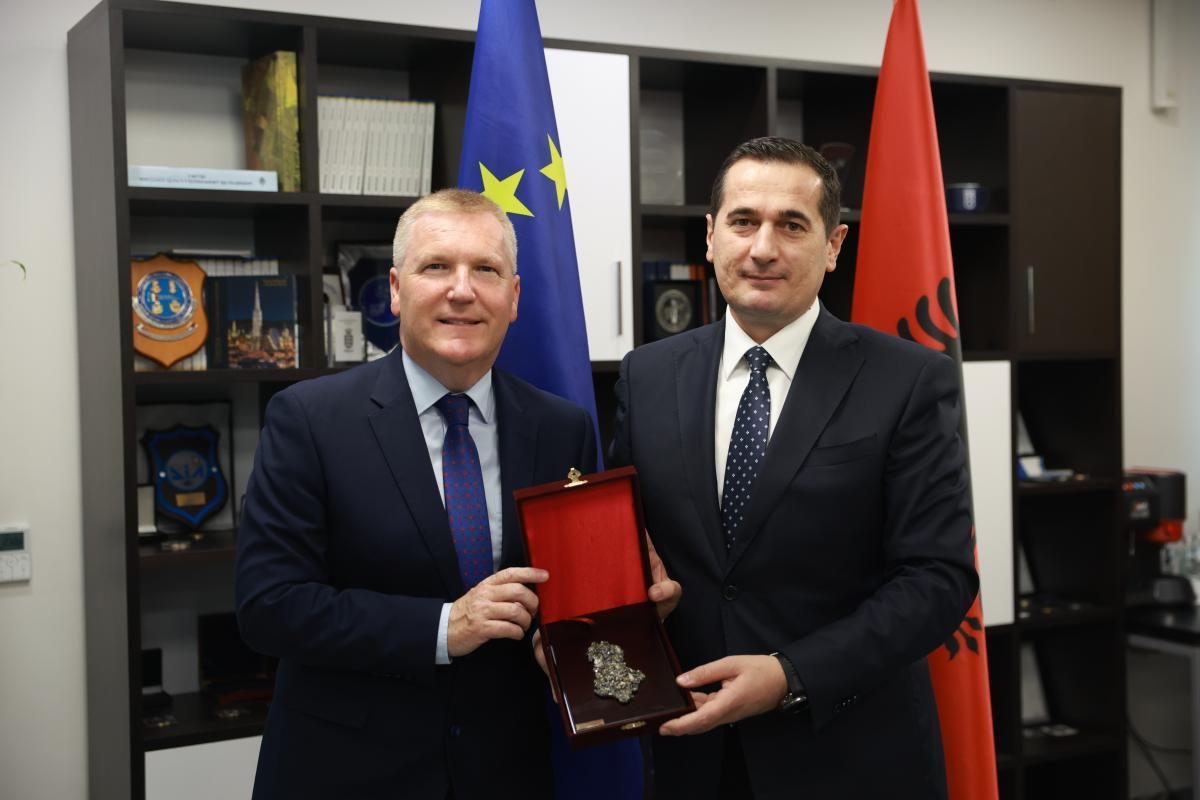 10:11 Kreu i SPAK-ut pret komisionerin evropian McGrath, në fokus të takimit Kodi Penal dhe retorika politike ndaj institucionit