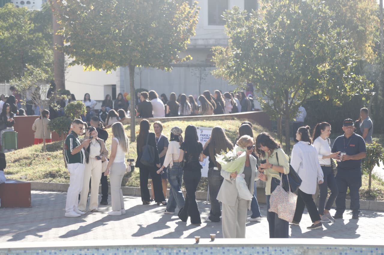 09:25 Protesta studentore/ Gjimnazet në Tiranë dhe Kamëz bojkotojnë mësimin