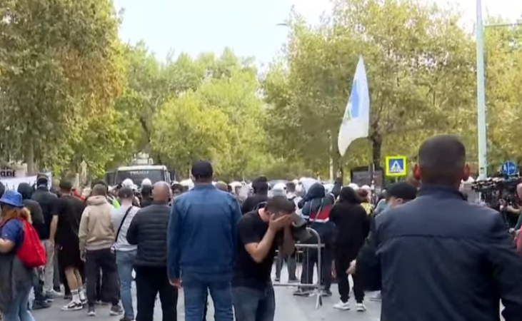 Të prekur nga gazi lotsjellës, qytetarët transportohen me ambulancë. Policia bën gati autobotin me ujë
