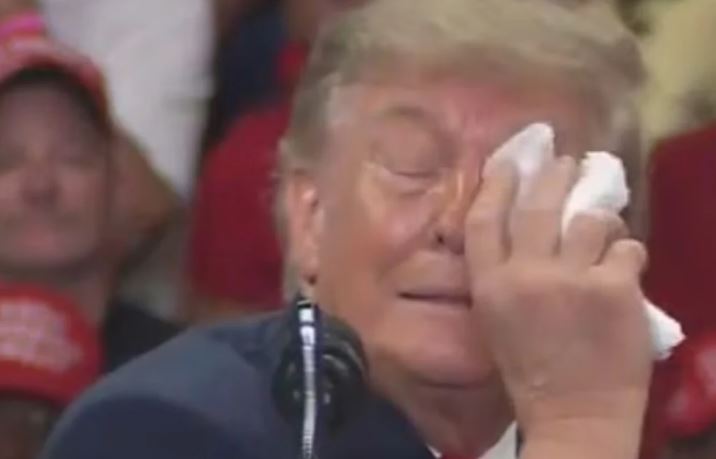 Trump ndërpret fjalimin për shkak të shqetësimit në sy: Do thonë që jam i sëmurë (VIDEO)