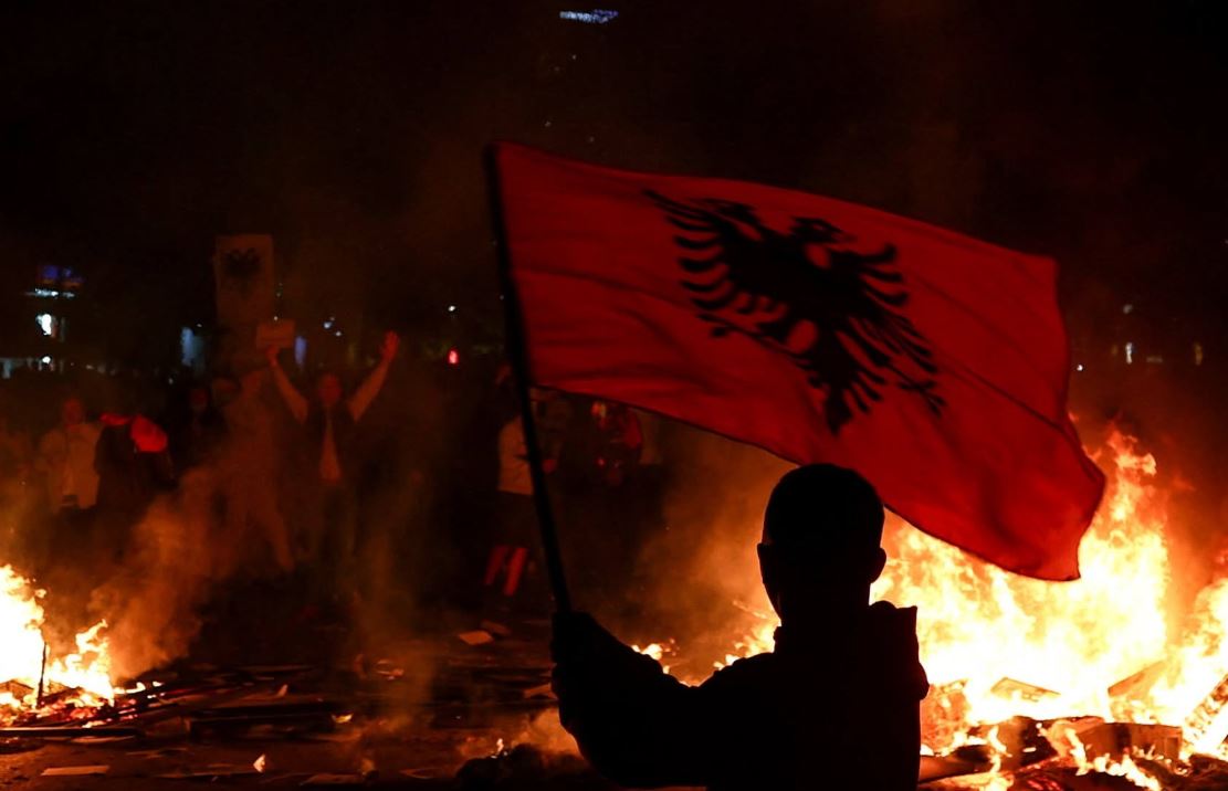 07:41 Bilanci/Një natë mes gurëve, flakëve dhe gazit lotsjellës në Tiranë, mbi 8 orë përplasje, 40 të arrestuar dhe 5 policë të pezulluar