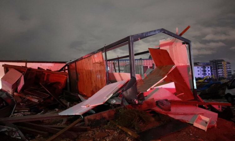 Tornado e fuqishme godet Turqinë, 4 të vdekur dhe një i plagosur! Shkatërrohen kontejnerët ku qëndronin punëtorët