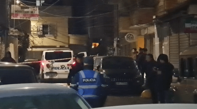 Shpërthim tritoli në oborrin e një banese në Tiranë, dëmtohen dy automjete