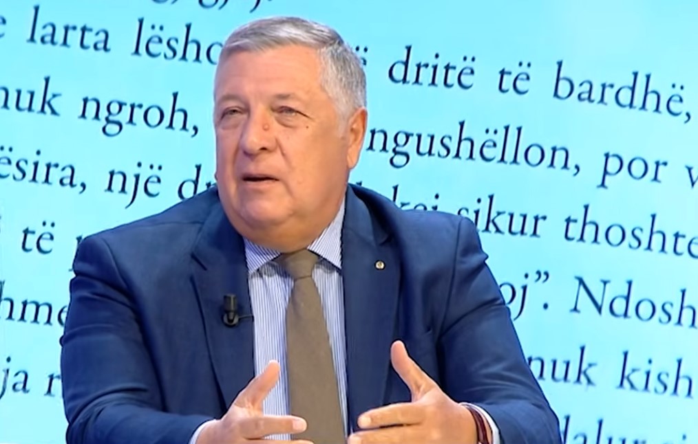 “Gjyqi i parasë”/ Akademiku Adrian Civici prezanton romanin e ri