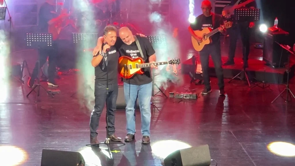 “Akullthyesit” sërish në skenë/ Pas 25 vitesh, grupi i rrokut rikthehet në Elbasan me një koncert që bashkon brezat