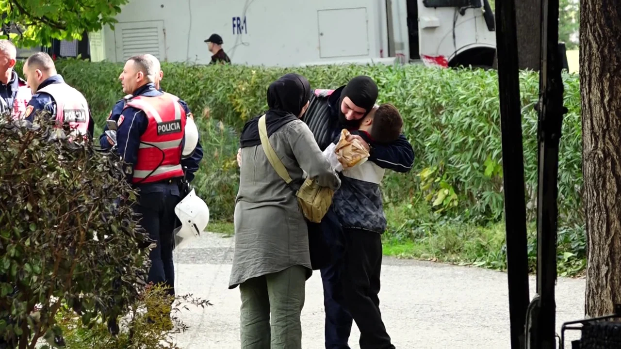17:13 Prekëse! Familjarët takojnë policin në krye të detyrës, fëmija i vogël e përqafon