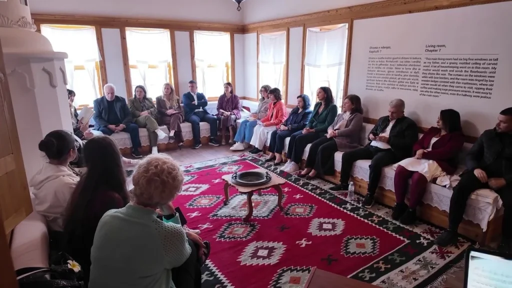 Kadare bashkon të rinjtë në Gjirokastër, në shtëpinë e shkrimtarit prezantohet konkursi letrar mbarëkombëtar për vitin 2027