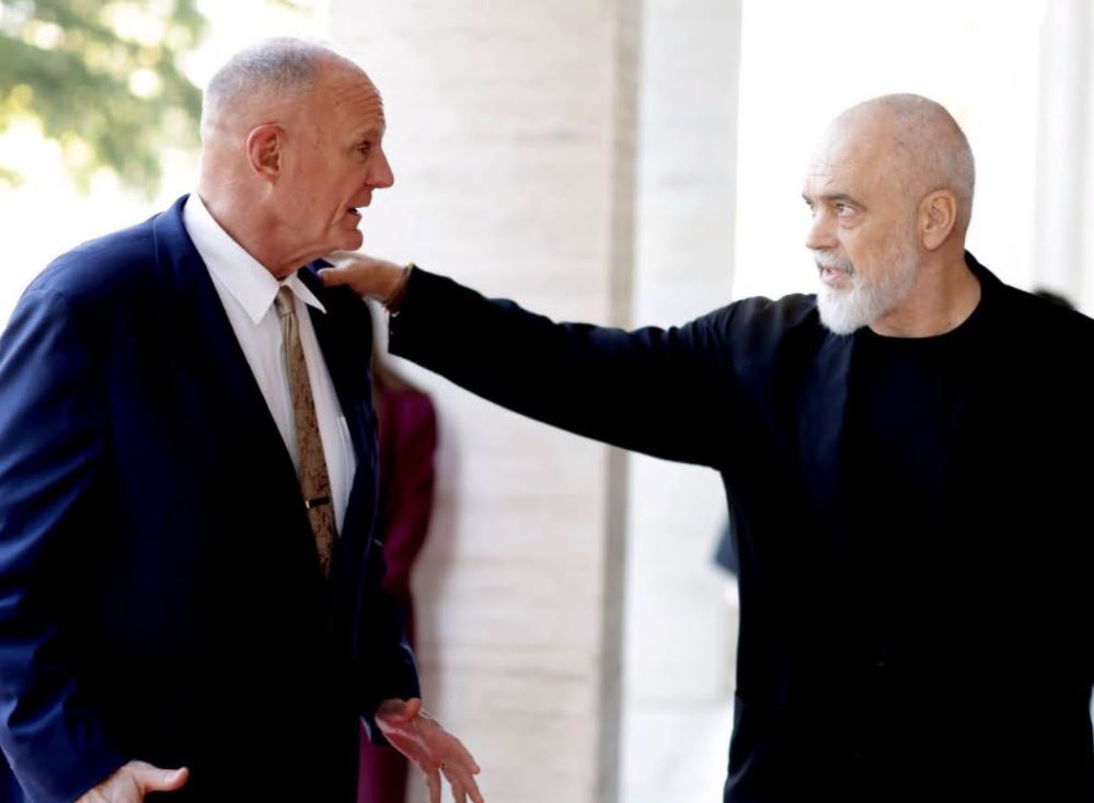 19:08 Rama pret delegacionin e Kongresit amerikan, foto me Wendt dhe me përfaqësuesit