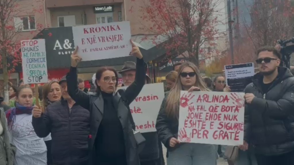 “Vrasja e grave duhet të trajtohet si urgjencë kombëtare”/ Pas vrasjes së Arlinda Zekajt nga kunati i saj, protestë në Kosovë, nuk mungojnë as familjarët e së ndjerës