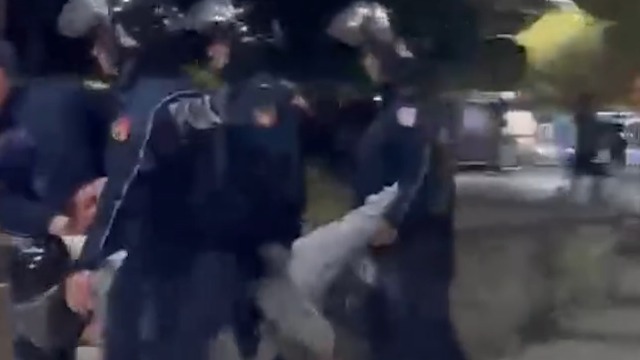 21:51 Protestuesi thyen këmbën, 4 policë e mbajnë nga gjymtyrët! Dërgohet te ‘Trauma’ (VIDEO)