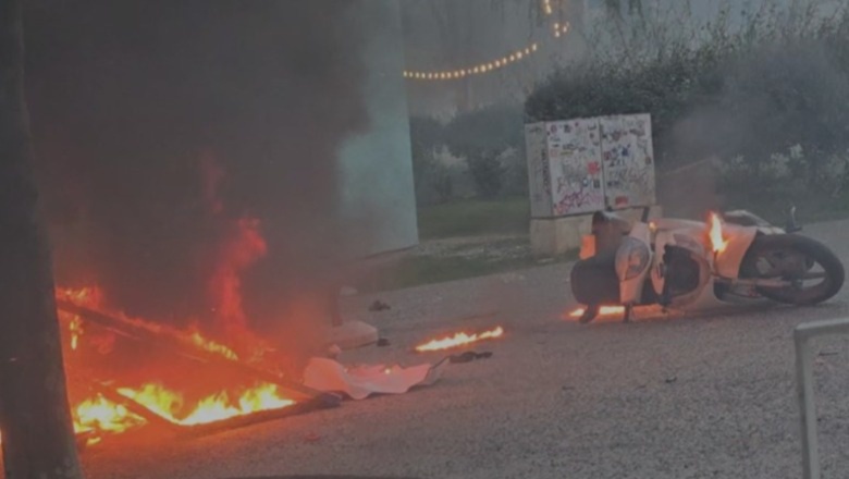 Studentët në protestë/ I vihet flaka një makine dhe një motori pranë Piramidës