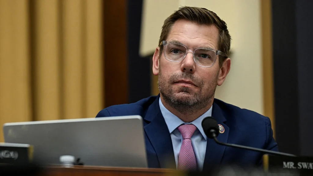 Hetimi ndaj ish-kongresmenit amerikan Eric Swalwell i akuzuar për ngacmim seksuale, agjentët e FBI-së bastisin një banesë në Kaliforni