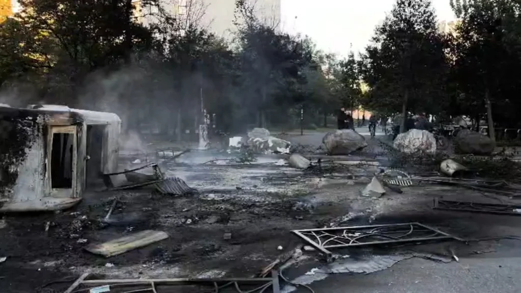 Zjarrfikësit shuajnë zjarrin e madh në qendër të Tiranës, pamjet pas kaosit